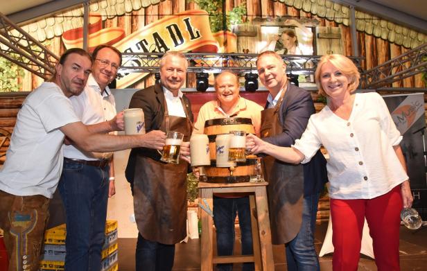 Politiker der SPÖ - darunter Andreas Babler - rund um ein Bierfass im Festzelt beim "Roten Sonntag".