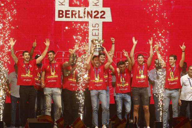 Spaniens Basketball-Feier nach dem Gewinn der FIBA EuroBasket 2022.
