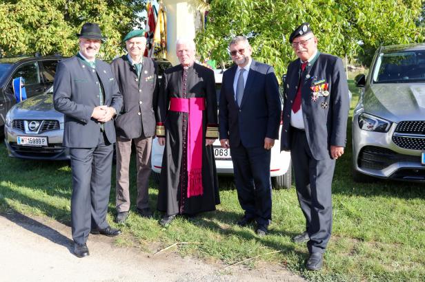 Eine Gruppe von Männern posiert bei der Friedens- und Freiheitsfeier in Großharras.