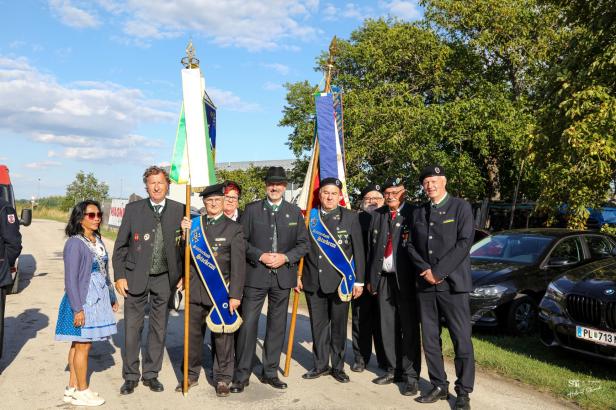 Eine Gruppe von Personen in Tracht bei der Friedens- und Freiheitsfeier Großharras.
