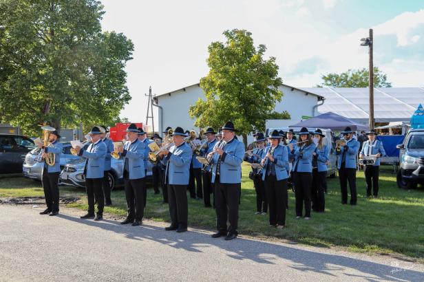 Eine Blaskapelle spielt bei der Friedens- und Freiheitsfeier in Großharras.