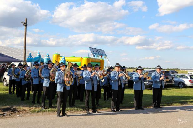 Eine Musikkapelle spielt bei der Friedens- und Freiheitsfeier in Großharras.