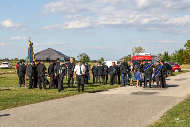 Eine Gruppe von Menschen versammelt sich zur Friedens- und Freiheitsfeier in Großharras.