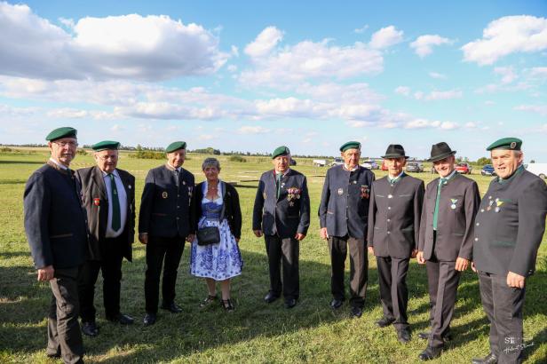 Eine Gruppe von Personen in Tracht bei der Friedens- und Freiheitsfeier Großharras.
