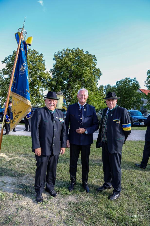 Drei Männer in Tracht posieren bei der Friedens- und Freiheitsfeier Großharras.