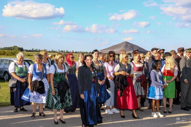 Eine Gruppe von Menschen in Tracht bei der Friedens- und Freiheitsfeier in Großharras.