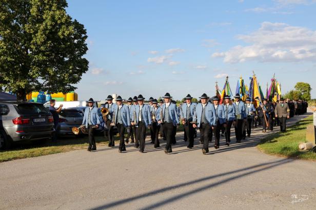 Eine Musikkapelle marschiert bei der Friedens- und Freiheitsfeier in Großharras.