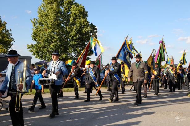 Eine Gruppe von Menschen in Tracht nimmt an der Friedens- und Freiheitsfeier in Großharras teil.