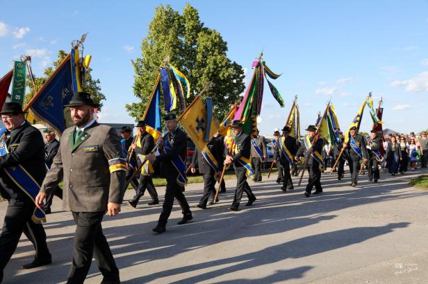 „Friedens- und Freiheitsfeier Großharras“.