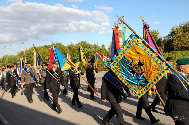 Eine Gruppe von Menschen nimmt an der Friedens- und Freiheitsfeier in Großharras teil.