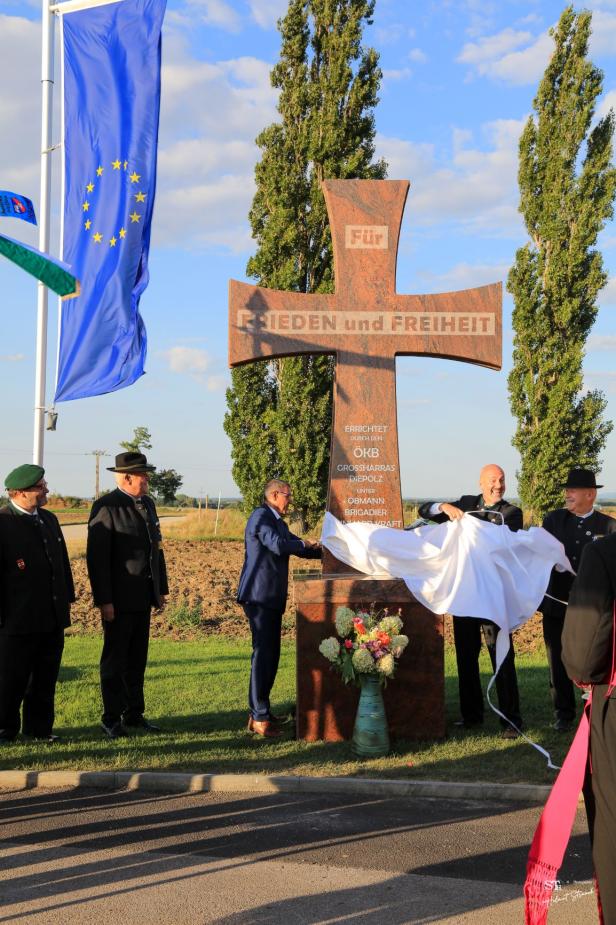 Enthüllung eines Denkmals für Frieden und Freiheit in Großharras.