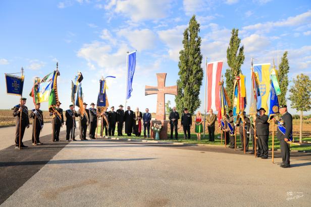 Eine Gruppe von Menschen versammelt sich zu einer Friedens- und Freiheitsfeier in Großharras.