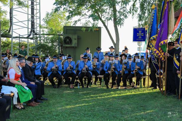 Eine Musikkapelle spielt bei der Friedens- und Freiheitsfeier in Großharras.