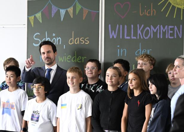 Bildungsminister Christoph Wiederkehr (NEOS) mit Schülern einer Klasse der Sommerschule in Wien.