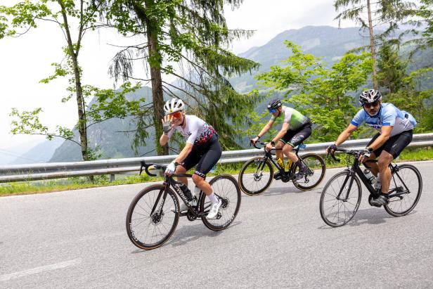 Radfahrer nehmen an der 36. Dolomitenradrundfahrt in Österreich teil.