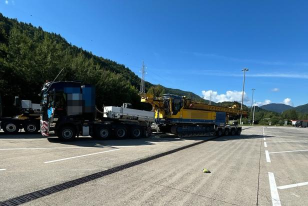Sondertransport um 50 Tonnen zu schwer. Sondertransport um 50 Tonnen zu schwer.