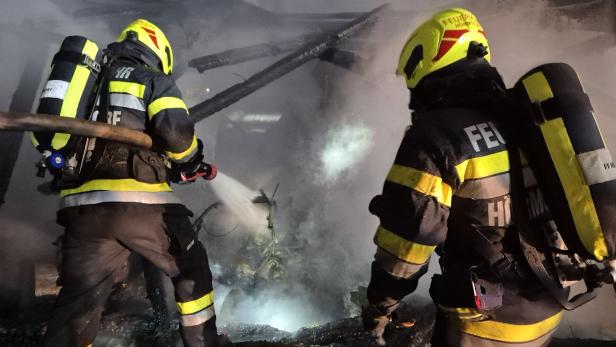 Zwei Feuerwehrmänner im Einsatz. 