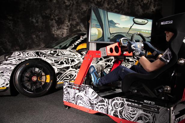Ein junger Mann fährt einen Rennsimulator.
