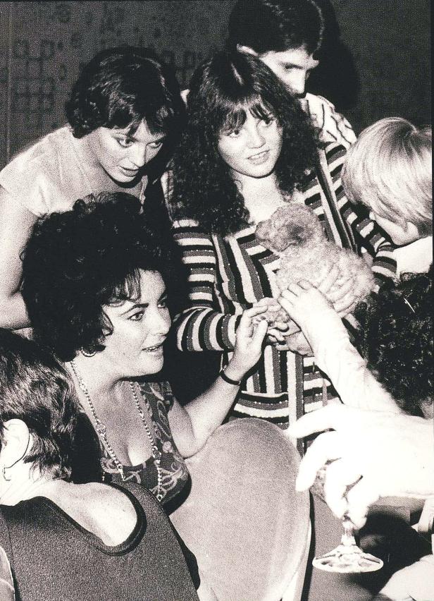 Liz Taylor umringt von Fans