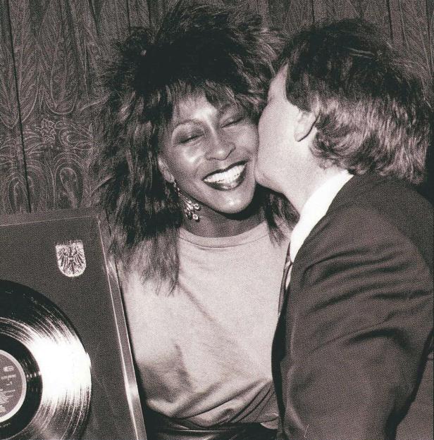 Tina Turner wird auf die Wange geküsst
