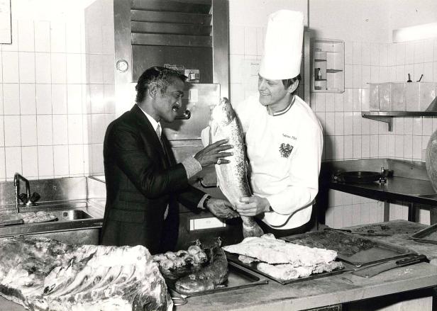 Sammy Davis Jr.. mit einem Fisch in der Hand