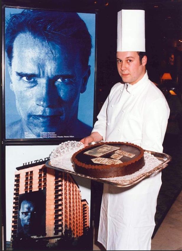 Ein Koch mit einer Torte