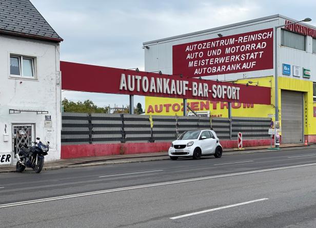 Momentaufnahme in der Triester Straße: Zeigt einen Gebrauchtwagenhandel
