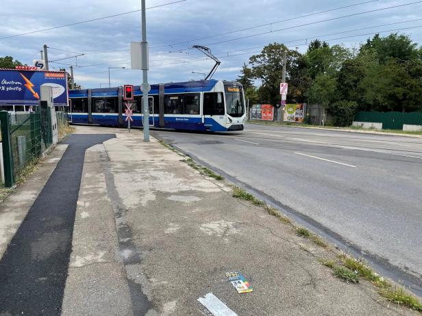 Kurz vor der Stadtgrenze kreuzt die Badner Bahn die Triester Straße
