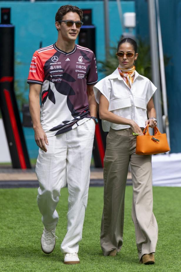 Ein Mann und eine Frau gehen beim Formel-1-Grand-Prix von Miami zusammen spazieren.