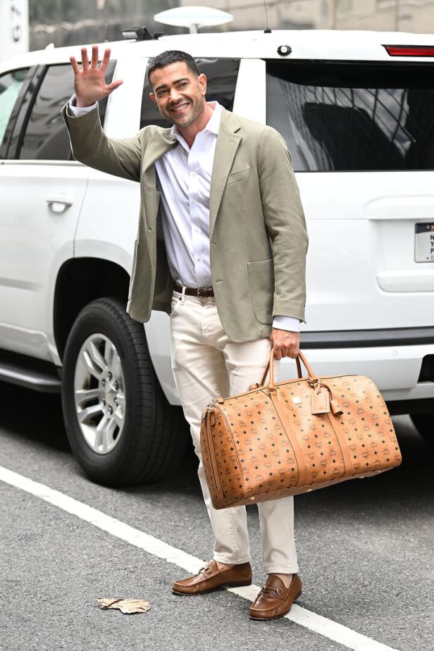 Der Mann mit einer Reisetasche winkt in New York City.