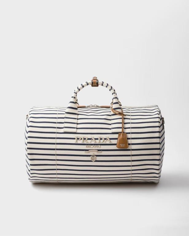 Eine gestreifte Reisetasche von Prada mit Lederdetails.