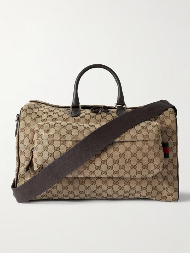 Eine Gucci Reisetasche mit braunem GG-Muster und Schultergurt.