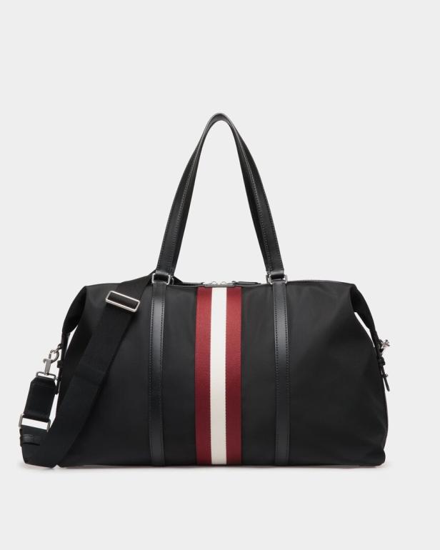 Eine schwarze Reisetasche mit roten und weißen Streifen in der Mitte.