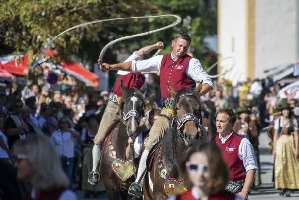 Schnalzer auf Pferd beim Albabtriebsfest Krimml.