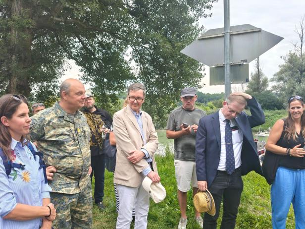 Eine Gruppe von Menschen steht am Borderwalk Marchfeld in der Slowakei.