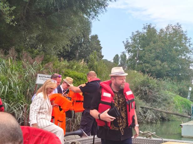 Eine Gruppe von Personen in Schwimmwesten besteigt ein Boot in der Region Marchfeld in der Slowakei.