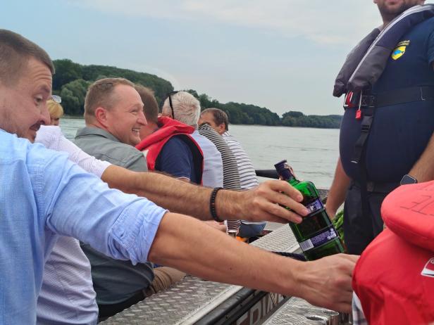 Eine Gruppe von Menschen fährt mit einem Boot auf der Marchfeld in der Slowakei.