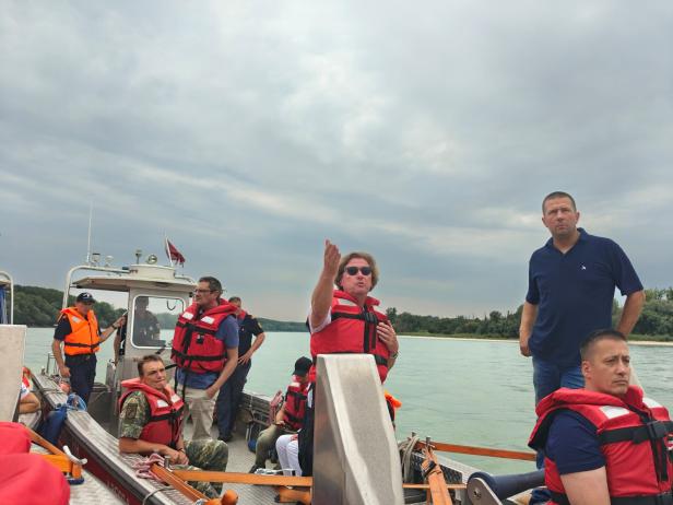 Eine Gruppe von Menschen in Schwimmwesten auf einem Boot auf der Marchfeld in der Slowakei.