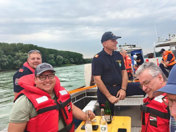Eine Gruppe von Personen in Schwimmwesten auf einem Boot auf der Marchfeld in der Slowakei.