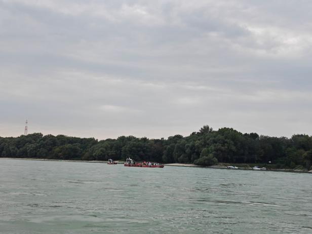 Boote fahren auf der March an der Grenze zwischen Marchfeld und der Slowakei.