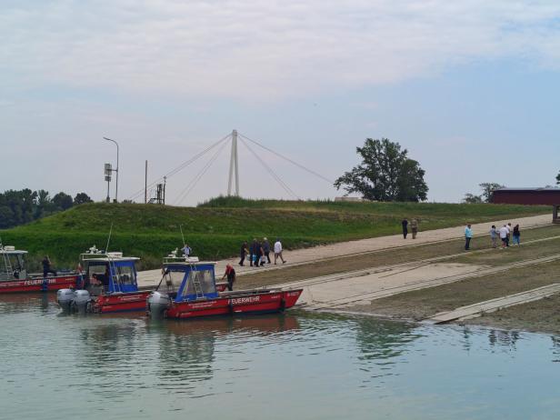 Feuerwehrboote liegen am Ufer des Marchfeldkanals in der Slowakei.