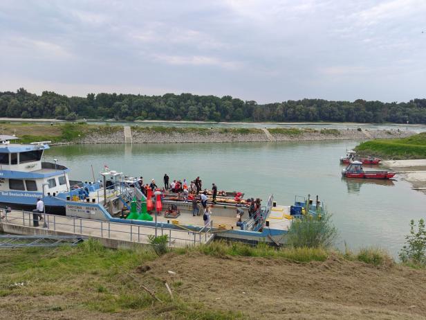 Ein Schiff liegt am Ufer des Flusses Marchfeld in der Slowakei.