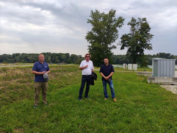 Drei Männer stehen auf einer Wiese in der Nähe des Borderwalk Marchfeld Slowakei.
