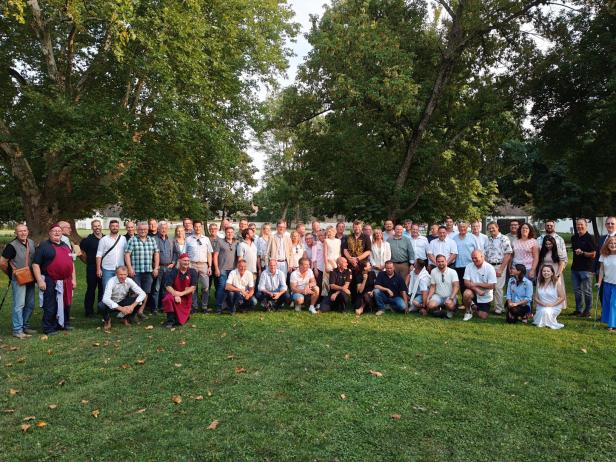 Eine große Gruppe von Menschen posiert für ein Foto im Marchfeld an der slowakischen Grenze. Eine große Gruppe von Menschen posiert für ein Foto im Marchfeld an der slowakischen Grenze.