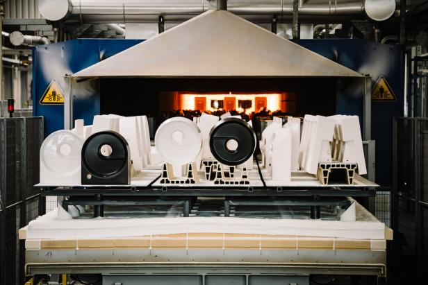 Blick in den weltweit ersten CO2-freien elektrischen Tunnelofen im LAUFEN Werk in Gmunden. Blick in den weltweit ersten CO2-freien elektrischen Tunnelofen im LAUFEN Werk in Gmunden.