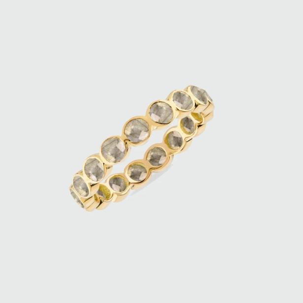 Ein goldener Ring mit runden, grauen Steinen.