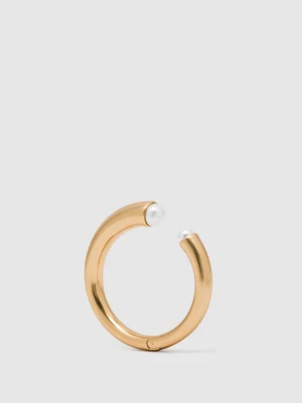 Ein goldener Ohrring mit zwei kleinen Perlen an den Enden.
