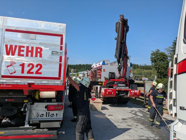 Aufräumarbeiten der Feuerwehr nach einem Unfall