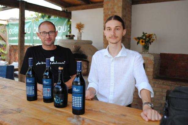 Johannes und Patrick Bader mit alten und neuen Weinen