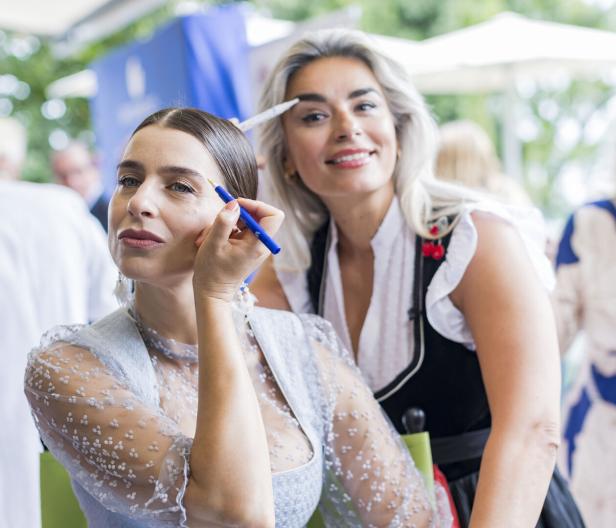 Opernstar Asmik Grigorian mit GW Cosmetics-Eigentümerin Amra Deisenhammer